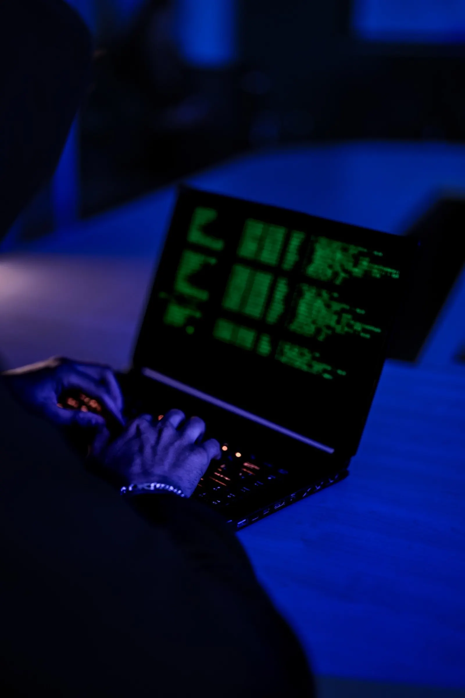 Portátil con líneas de código en un entorno oscuro